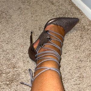 Super cute metallic lace pump! Worn once for my birthday! Excellent condition l